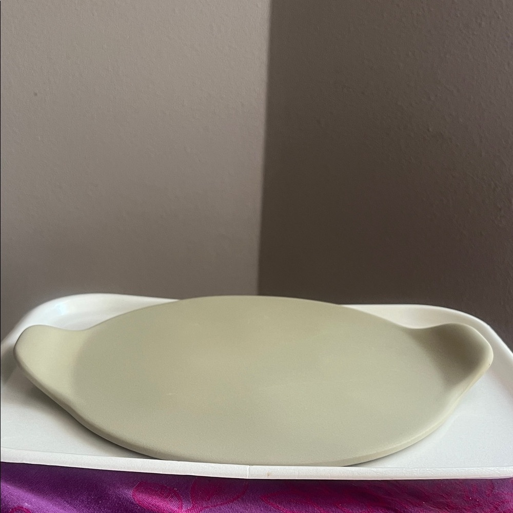Pampered Chef Medium Round Stone w Handles 13” NEW!